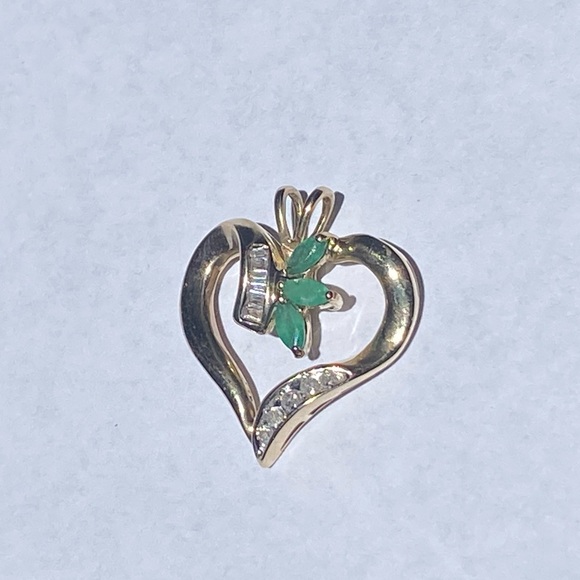 10KT diamond 💎 and emerald heart - Picture 4 of 17